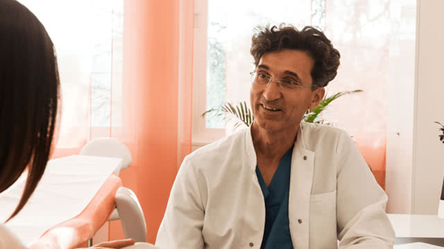 Dr. Khorram im Gespräch mit einer Patientin